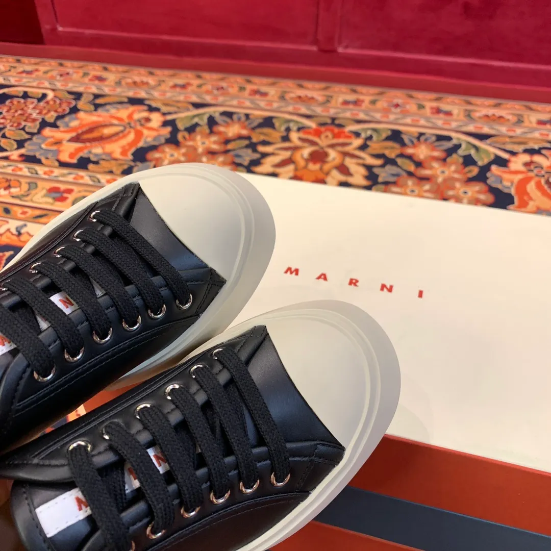 👟👟Ex-factory price 480👟👟 Marni Marni large-toe thick-soled Mary Jane shoes Marni is an independent designer brand from Italy. It has quickly become another big dark horse in the international fashion industry. Zhao Lusi and Song Zuer have the same Velcro large-toe shoes. It took 2 and a half months to purchase 5 pairs of originals, cut them open, open the bottom mold, decide on the materials, and tried again and again, and changed again and again. At present, the material, shape, lines, and outsole are almost the same as the original ones. Even the smell of cowhide is the same, so our shoes never put fragrance in them. The original cowhide smell is unique. 🐂Fabric: imported Bengal cowhide, matte and textured 🐂Inner: semi-matte cowhide, zero color difference 🐂Outsole: Original molded TU👟👟Ex-factory price➕👟👟Ex-factory price U foam 🪄Number of codes: 35 36 37 38 39 40
